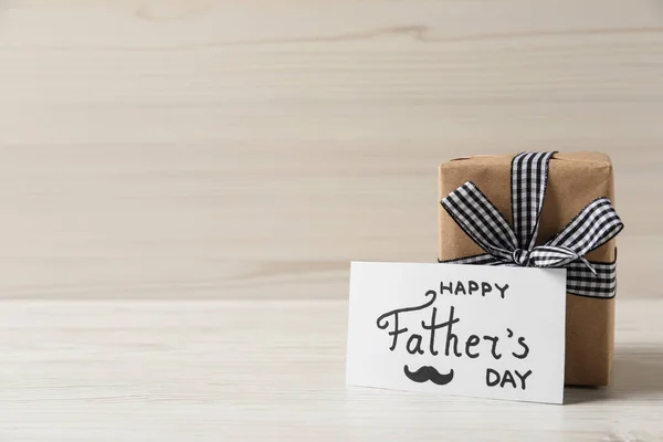 Karta Frází Šťastný Den Otců Dárková Krabička Bílém Dřevěném Pozadí — Stock fotografie