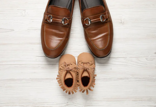 Feliz Día Del Padre Zapatos Para Papá Niño Sobre Fondo —  Fotos de Stock