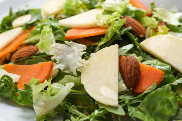 Sebzeli ve bademli enfes şalgam salatası, yakın plan.