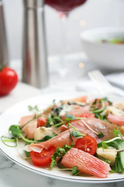 Deliciosa Salada Pomelo Com Prosciutto Servido Mesa Mármore Branco Close — Fotografia de Stock