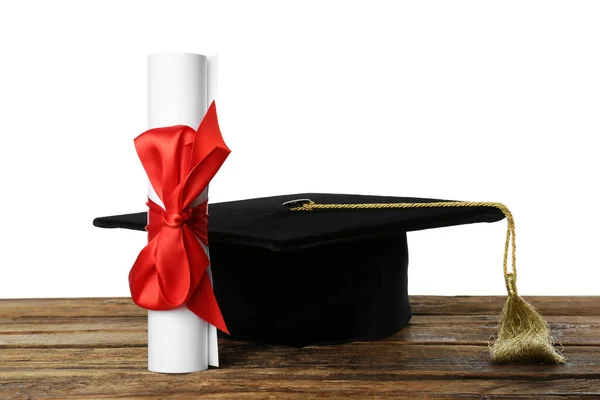 Καπέλο Αποφοίτησης Και Δίπλωμα Ξύλινο Τραπέζι Λευκό Φόντο — Φωτογραφία Αρχείου