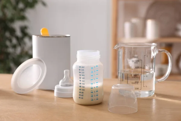 Fütterungsflasche Mit Säuglingsnahrung Kanister Und Wasserkrug Auf Holztisch Drinnen Babymilch — Stockfoto