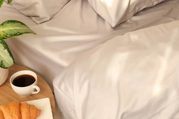 Kopi Croissant Dan Aromatik Lezat Dekat Tempat Tidur Dengan Linen — Stok Foto