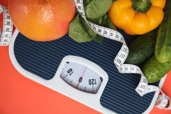橙色背景的鳞片 健康食品和测量带 顶部视图 — 图库照片