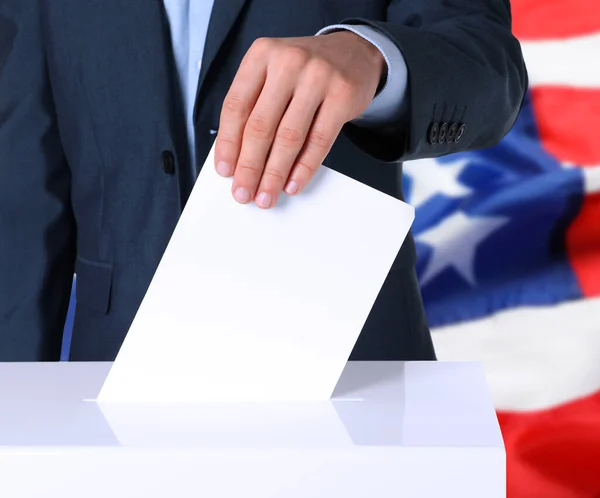 Выборы Сша Человек Кладет Свой Голос Урну Голосования Американский Флаг — стоковое фото