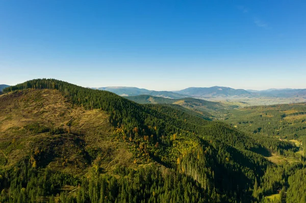 Piękne Góry Las Słoneczny Dzień Zdjęcia Dronów — Zdjęcie stockowe