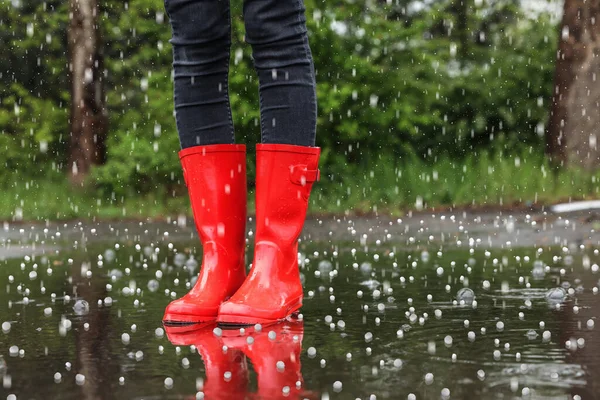 Žena Červených Gumových Botách Venku Deštivý Den Krupobitím Detailní Záběr — Stock fotografie