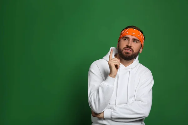 Jovem Moda Roupa Elegante Com Bandana Fundo Verde Espaço Para — Fotografia de Stock