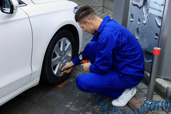 Neumático Inflable Mecánico Profesional Servicio Del Coche — Foto de Stock