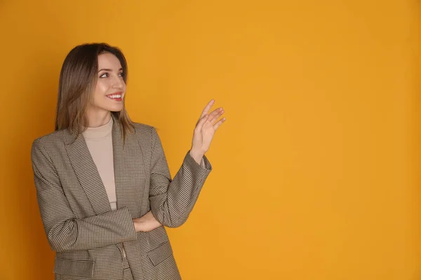 Retrato Bela Jovem Mulher Terno Moda Fundo Amarelo Espaço Para — Fotografia de Stock