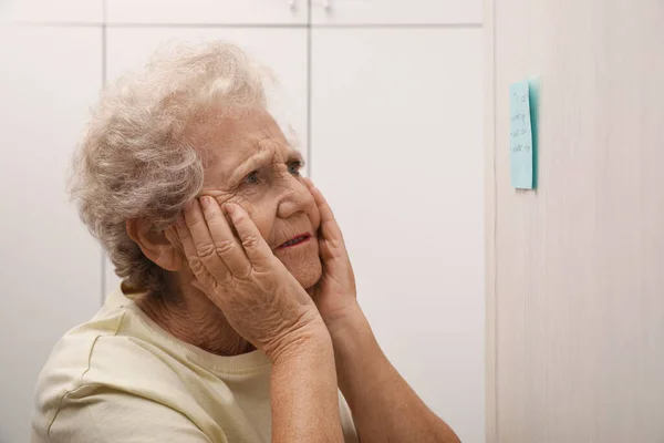 Äldre Kvinna Tittar Påminnelsemeddelandet Inomhus Åldersrelaterad Minnesförsämring — Stockfoto