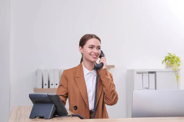 Femme Réceptionniste Parlant Téléphone Sur Lieu Travail — Photo
