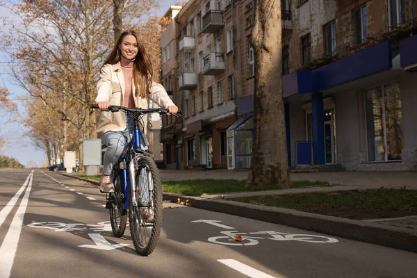 Mulher Bonita Feliz Andar Bicicleta Pista Cidade — Fotografia de Stock