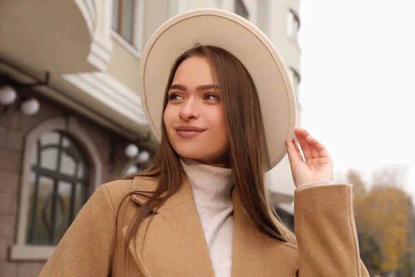 Mulher Bonita Vestindo Roupas Elegantes Outono Rua Cidade — Fotografia de Stock