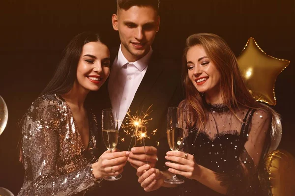 Amigos Felizes Com Copos Vinho Espumante Espumantes Celebrando Ano Novo — Fotografia de Stock