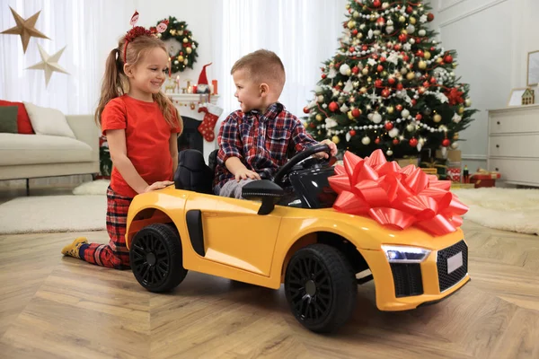 Carino Bambini Piccoli Che Giocano Con Auto Giocattolo Camera Decorata — Foto Stock