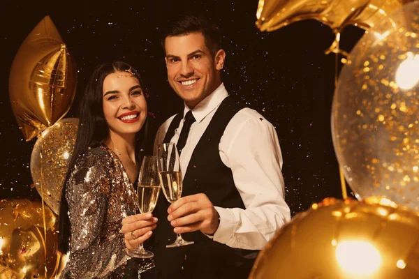 Szczęśliwa Para Kieliszkami Musującego Wina Świętującego Nowy Rok Czarnym Tle — Zdjęcie stockowe
