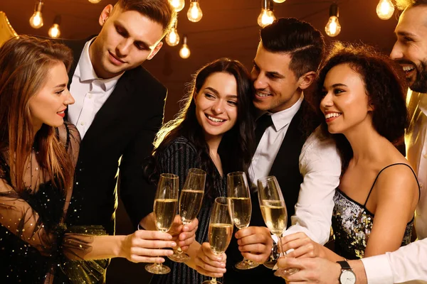 Gelukkige Vrienden Met Een Glas Mousserende Wijn Vieren Nieuwjaar Binnen — Stockfoto