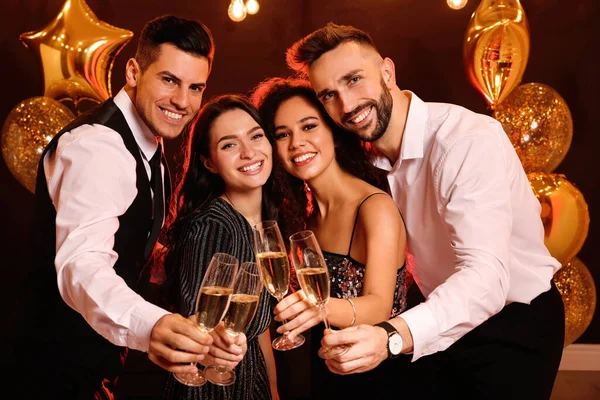 Amigos Felizes Com Copos Vinho Espumante Celebrando Ano Novo Casa — Fotografia de Stock