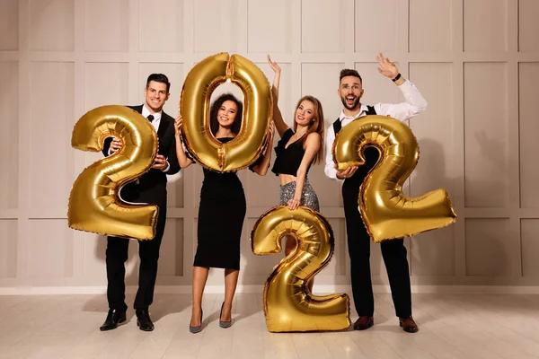 Szczęśliwi Przyjaciele Złotymi Balonami 2022 Środku Święto Nowego Roku — Zdjęcie stockowe