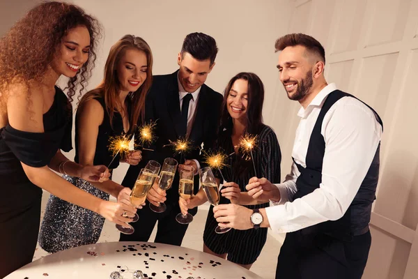 Amigos Felices Tomando Copas Vino Espumoso Interior Celebración Año Nuevo —  Fotos de Stock