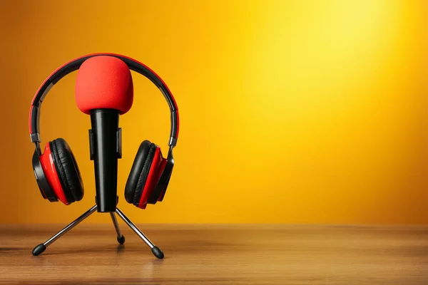 Mikrofon Modern Fejhallgató Asztalra Narancssárga Háttér Helyet Szöveges — Stock Fotó