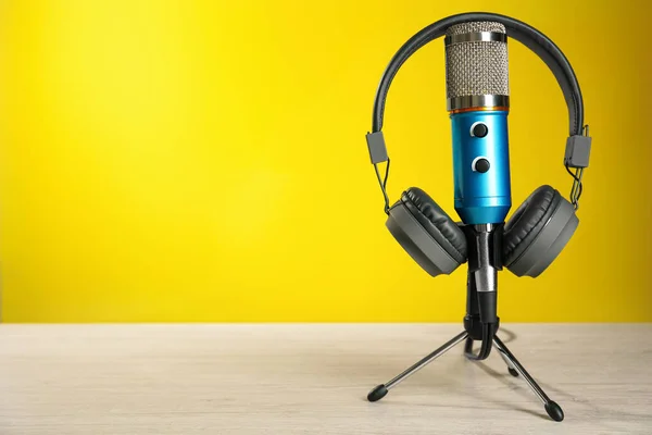 Mikrofon Nowoczesne Słuchawki Białym Drewnianym Stole Żółtym Tle Miejsce Tekst — Zdjęcie stockowe