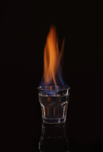 Flammender Wodka Schnapsglas Auf Schwarzem Hintergrund — Stockfoto