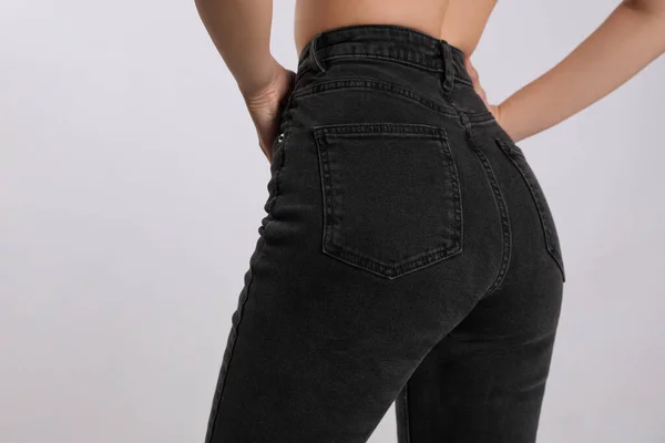 Mulher Jeans Pretos Elegantes Fundo Claro Close Espaço Para Texto — Fotografia de Stock