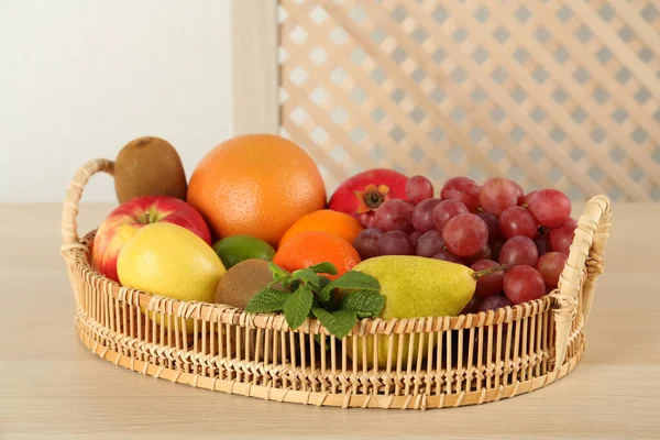 Frutas Maduras Frescas Bandeja Vime Mesa Madeira — Fotografia de Stock