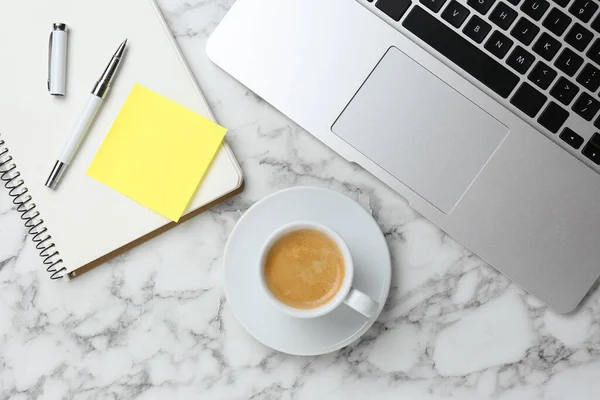 Cuaderno Con Nota Adhesiva Blanco Portátil Taza Café Mesa Mármol — Foto de Stock