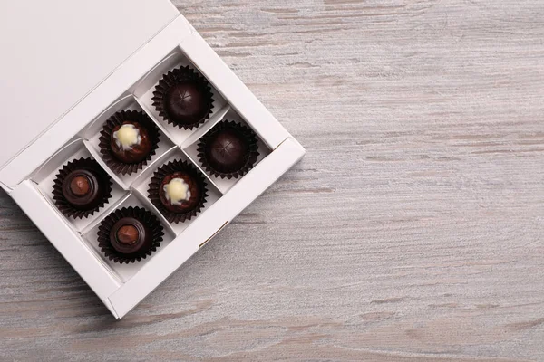 Deliciosos Doces Chocolate Caixa Mesa Madeira Branca Vista Superior Espaço — Fotografia de Stock