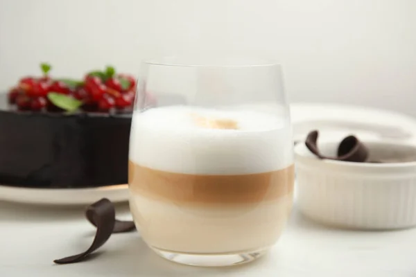 Szklanka Kawy Pyszne Ciasto Czekoladowe Loki Białym Stole — Zdjęcie stockowe
