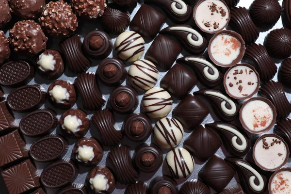 Много Вкусных Шоколадных Конфет Металлической Поверхности Вид Сверху — стоковое фото
