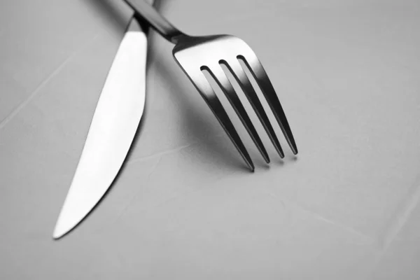 灰色桌子上的新叉子和刀 — 图库照片