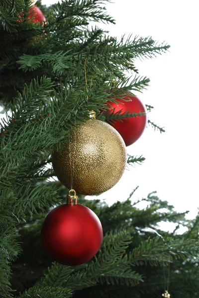 Bela Árvore Natal Com Bugigangas Brilhantes Fundo Branco Close — Fotografia de Stock