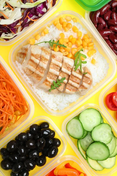 Set Kunststoffbehälter Mit Frischen Lebensmitteln Auf Gelbem Hintergrund Flach Gelegt — Stockfoto
