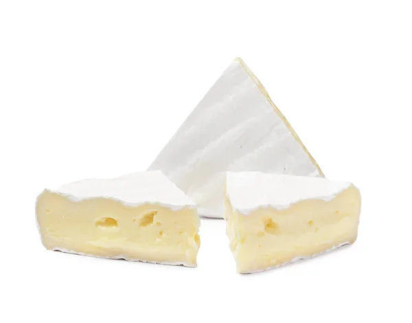 Saboroso Queijo Brie Corte Fundo Branco — Fotografia de Stock