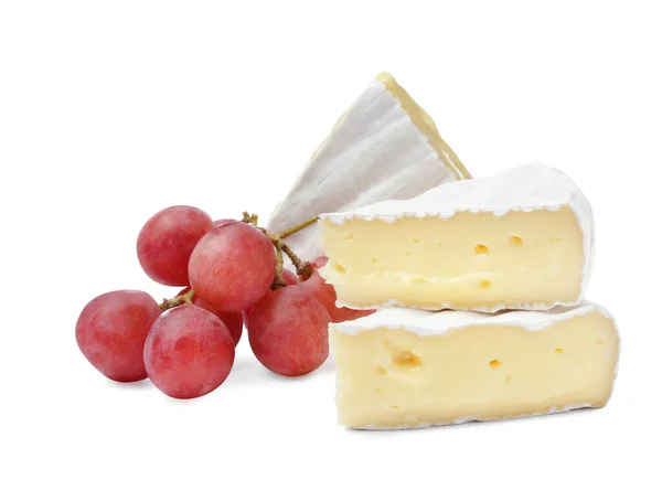 Smakelijk Gesneden Brie Kaas Met Druiven Witte Achtergrond — Stockfoto