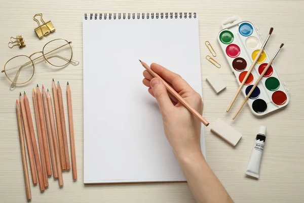 Mulher Com Lápis Caderno Esboços Branco Mesa Madeira Branca Vista — Fotografia de Stock