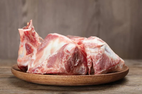 Placa Com Ossos Carne Picados Crus Mesa Madeira — Fotografia de Stock