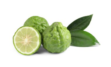 Taze olgun bergamot meyveleri ve beyaz arka planda yapraklar