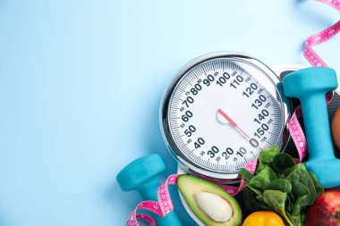 Açık mavi zemin üzerinde pulları ve sağlıklı yiyecekleri olan düz bileşim, metin için boşluk