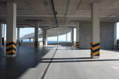 Güneşli bir günde deniz kenarında boş açık araba parkı