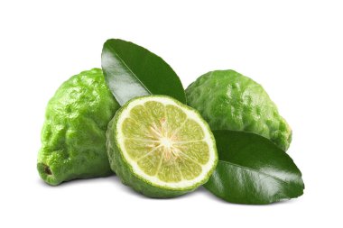 Taze olgun bergamot meyveleri ve beyaz arka planda yeşil yapraklar.
