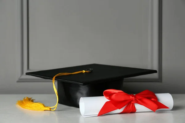 Sombrero Graduación Diploma Mesa Blanca Cerca Pared Gris — Foto de Stock