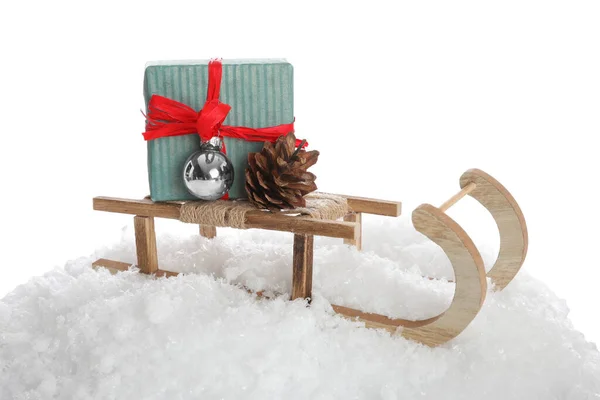 Ξύλινο Έλκηθρο Κουτί Δώρου Μπάλα Χριστουγέννων Κουκουνάρι Και Τεχνητό Χιόνι — Φωτογραφία Αρχείου