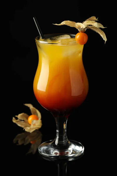 Leckerer Cocktail Mit Physalis Früchten Auf Schwarzem Hintergrund — Stockfoto