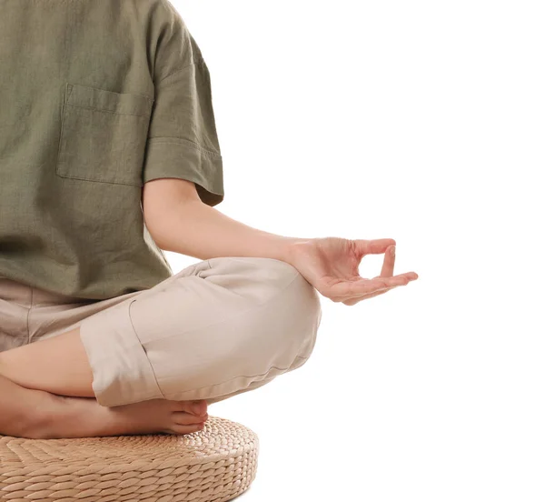 Beyaz Arka Plan Üzerinde Meditasyon Yapan Kadın Yakın Plan Görünümü — Stok fotoğraf