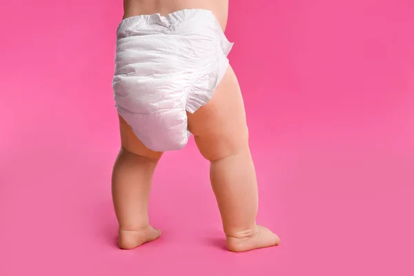 Tampilan Belakang Bayi Lucu Dalam Popok Lembut Kering Berdiri Latar — Stok Foto